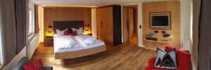 Berghotel Mühle Alpin-Komfort-Zimmer Schlafzimmer mit Sitzecke